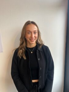 Hello im IZZY.
I’m the graduate stylist at roberts steel hairdressing.
Qualified in level 2 and 3.

I love creating hair ups for wedding and events .
My lived in colour techniques are going down a treat.
My down line is spent at the gym ,and entering into hyrox comps.
Looking forward to seeing you .
